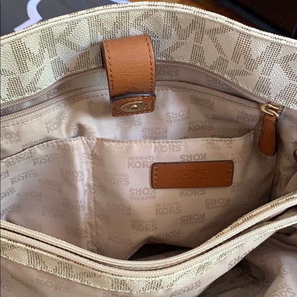 Authentic Michael Kors Hamilton logo Satchel Bag. - Picture 4 of 5